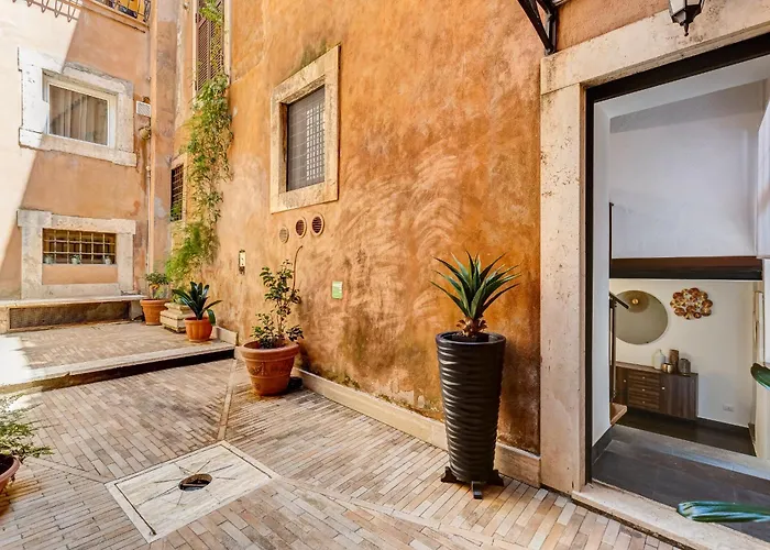 Trastevere Piazza Trilussa Royal Orchid